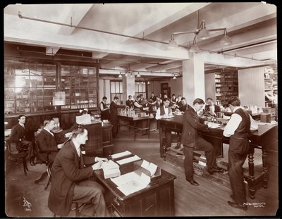 Hommes remplissant des commandes dans un bureau chez Parke, Davis et Co., chimistes, Hudson et Vestry Streets, New York, 1910 - Byron Company